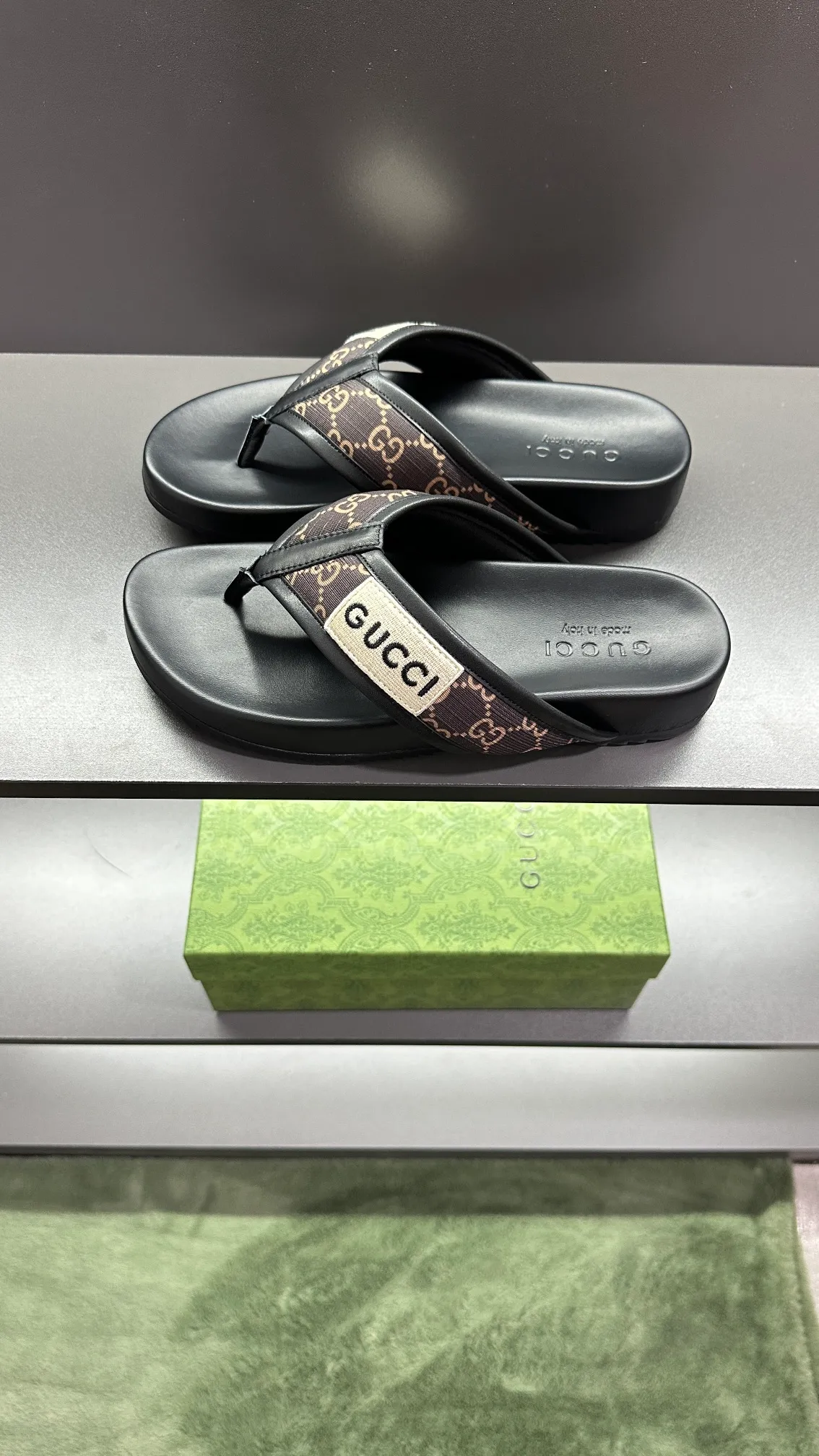 [G Family Couple Style] P: 300💰Female size 36~40 Men's size 39~45, (46. Custom-made Unisex GG slippers This slipper is made of GG polyester fiber and is decorated with a Gucci label on the front, adding a striking logo feel to the style. Beige GG recycled polyester fiber Unisex leather trim "Gucci Made in Italy" embroidered label Rubber sole Flat Made in Italy